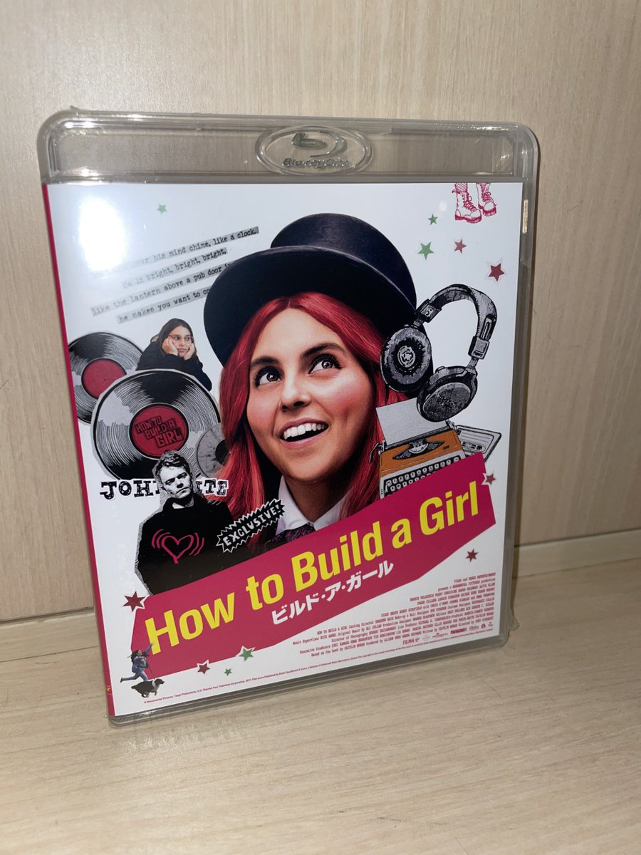 HmvBooksShibuya's tweet photo. 【5階映画】新星 #ビーニー・フェルドスタイン 主演『#ビルド・ア・ガール』Blu-ray入荷しました🌟

想像力と文才に長けた女子高生がロンドンに乗り込み、音楽雑誌のライターに🖊️やがて“嫌われ者”の辛口批評家として人気になっていくが…。
1990年代のイギリス音楽シーンを背景にした青春映画🎸 https://t.co/0w3JbupU5h