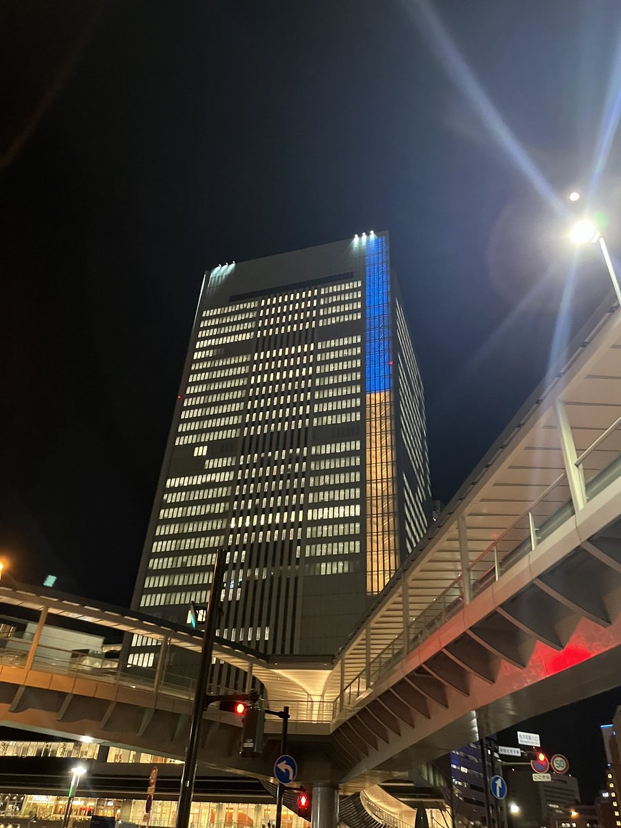 _chanrina_'s tweet photo. 横浜市役所がウクライナカラーだった🇺🇦 https://t.co/aSJMPBm3PC