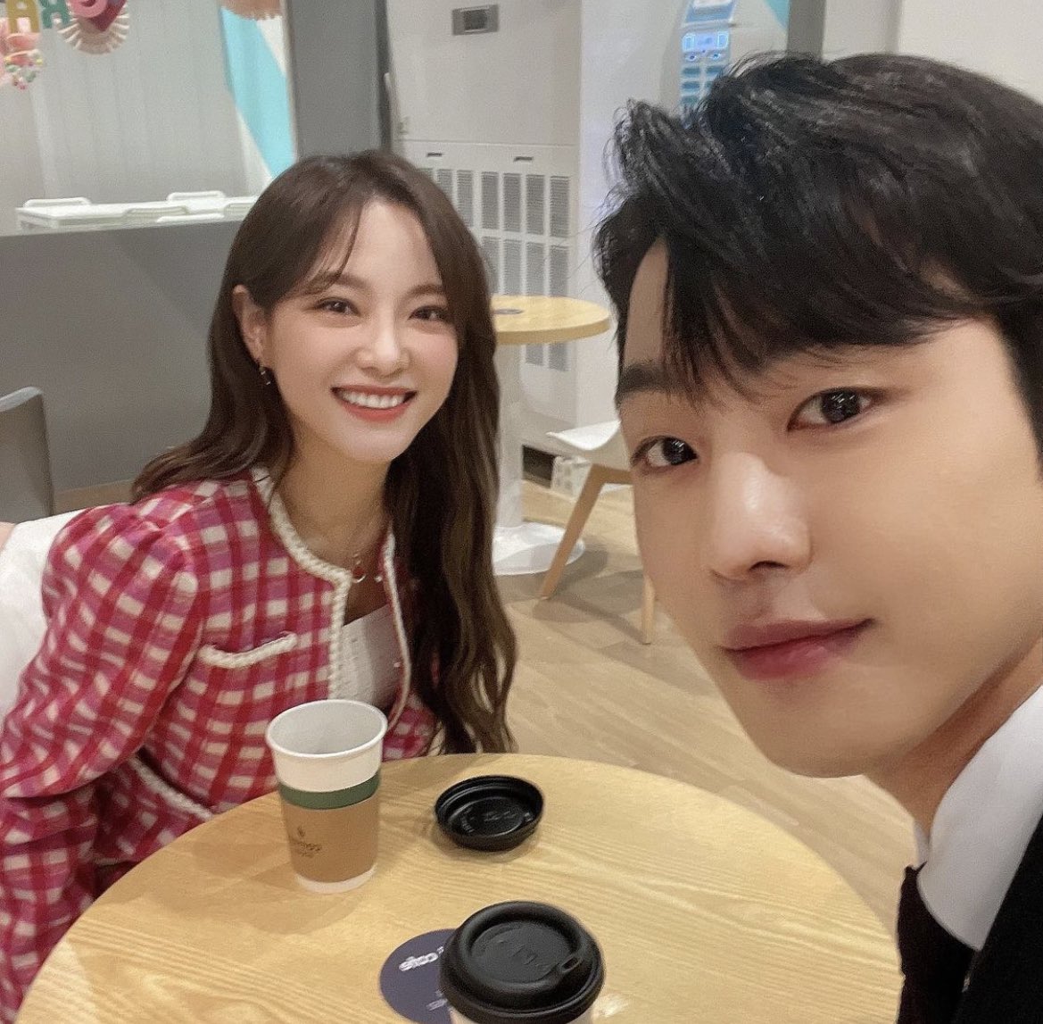 fluffyyhamster's tweet photo. Hyeoseop: You like kid’s cafe..?
ㄴSejeong: Yes, this cafe’s ambience and coffee is really good ^^

#BusinessProposal #KimSejeong https://t.co/S8K4jfaZbu