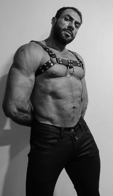 Me gusta los juegos con arnes y toda la tematica del fetichismo leather. Sera que me compro un sling<a href="/tag/leather"class="tags"><span>#leather</span></a><a href="/tag/bondage"class="tags"><span>#bondage</span></a><a href="/tag/bareback"class="tags"><span>#bareback</span></a><a href="/tag/sexo"class="tags"><span>#sexo</span></a><a href="/tag/leatherdaddy"class="tags"><span>#leatherdaddy</span></a>