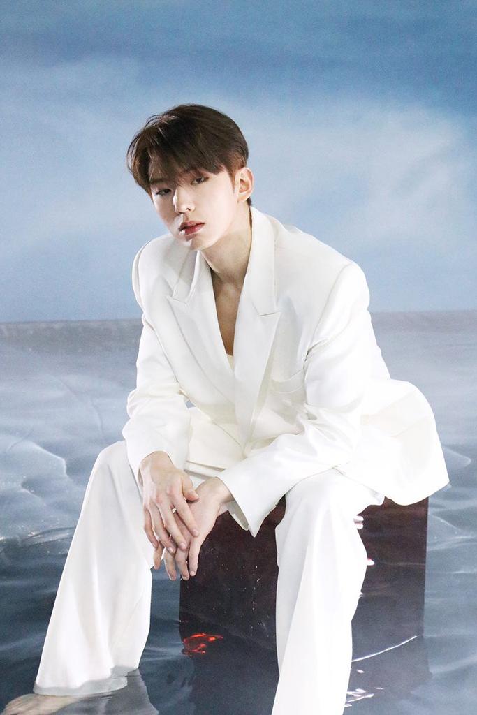 Julia_20PP's tweet photo. #VOYAGER #KIHYUN #KIHYUN_VOYAGER #MONSTAX 
Кихён + костюм = 😍🤤🥵💔 https://t.co/RVK4NP2yVR