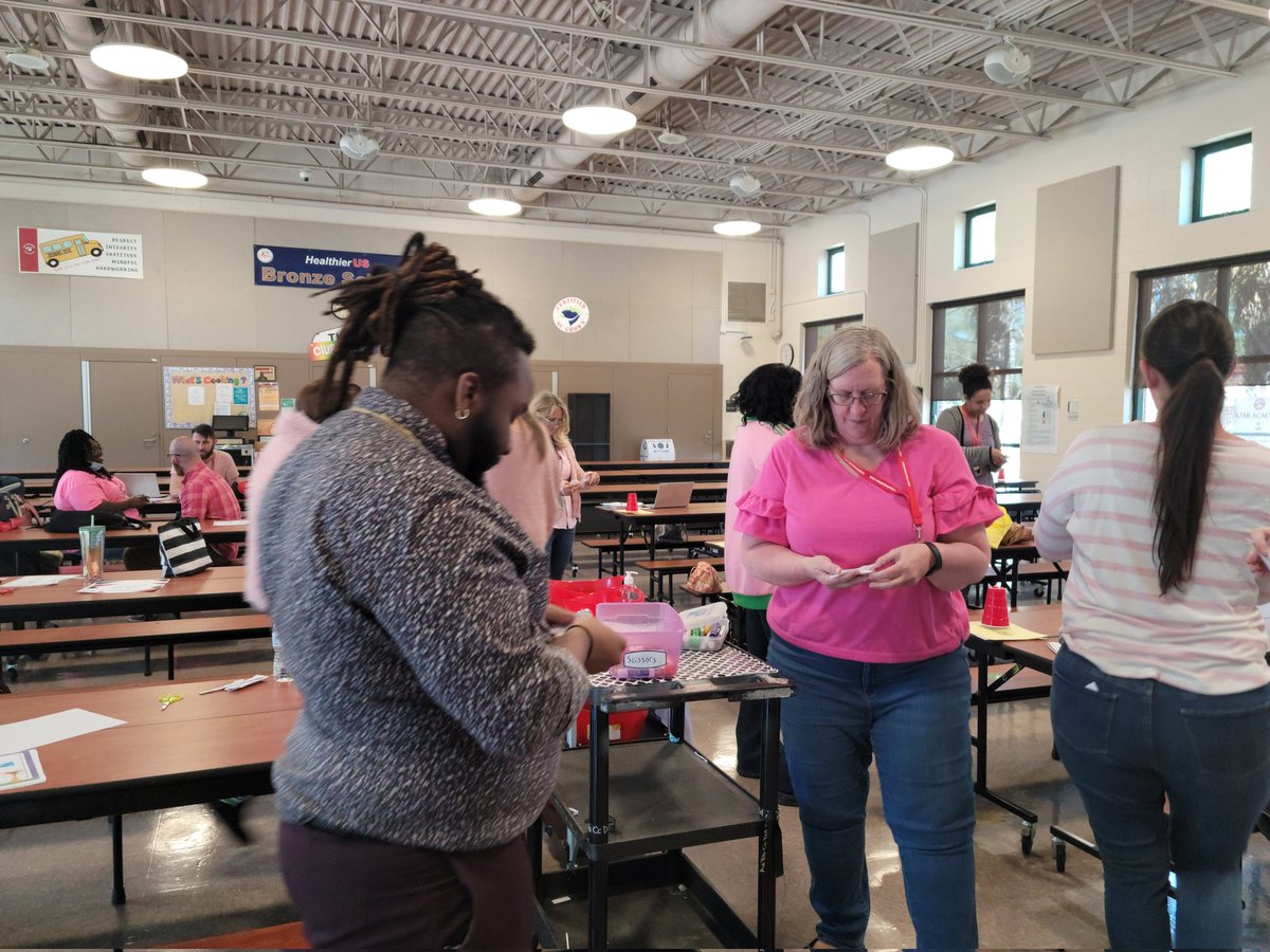 LIESOspreys's tweet photo. We kicked off yesterday's faculty meeting with a guidance lesson on gratitude and filled each other's emotional bank accounts😍! Our mission work can be tough at times but yesterday was a reminder that we got this ❤💙❤! #OspreyStrong #ItsTimeToPUSH #ThankAnEducatorToday https://t.co/itwKRG6HN1