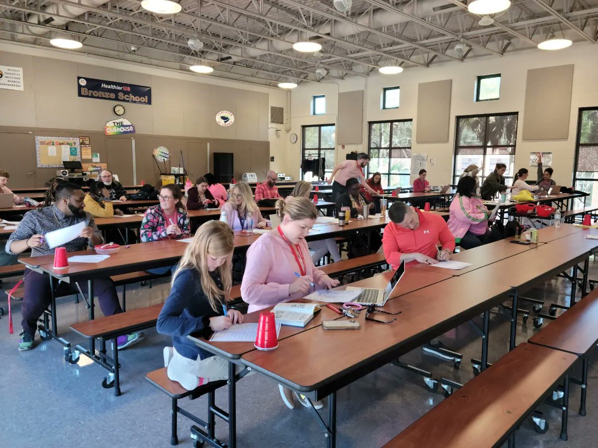 LIESOspreys's tweet photo. We kicked off yesterday's faculty meeting with a guidance lesson on gratitude and filled each other's emotional bank accounts😍! Our mission work can be tough at times but yesterday was a reminder that we got this ❤💙❤! #OspreyStrong #ItsTimeToPUSH #ThankAnEducatorToday https://t.co/itwKRG6HN1