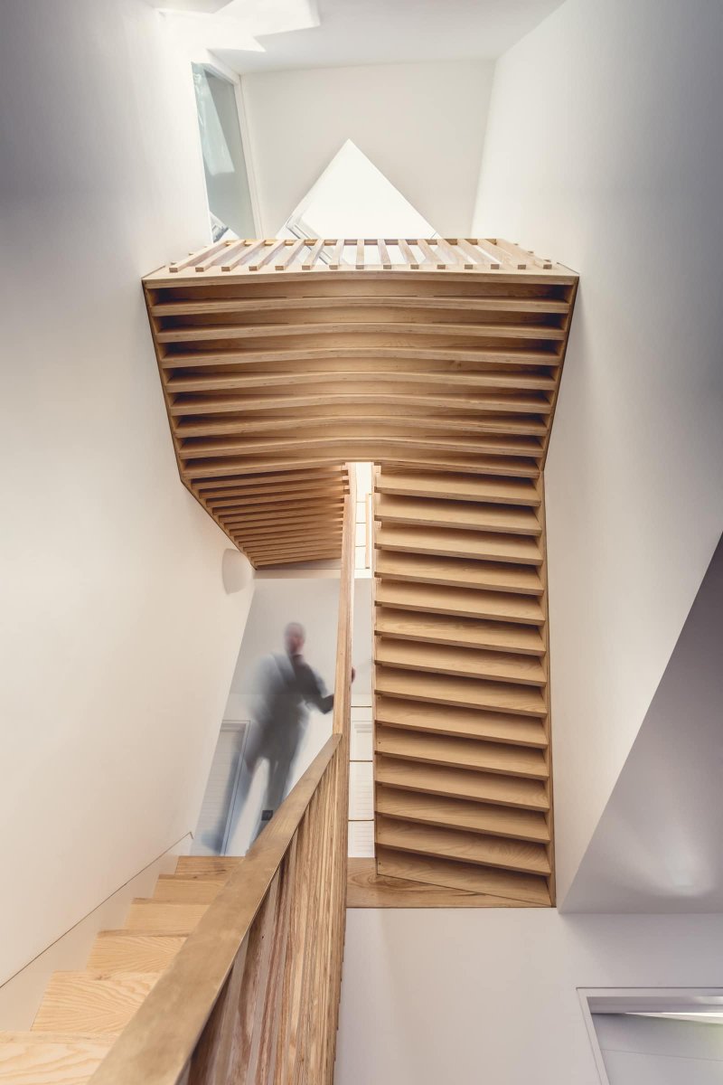 Check out the 2020 interiors winner, the Brockeridge Stair, designed by CaSA Architects.

Stretching across three storeys, it is cantilevered from flush-mounted stringers in solid planned ash and ash-veneered birch core plywood.

woodawards.com/portfolio/broc…