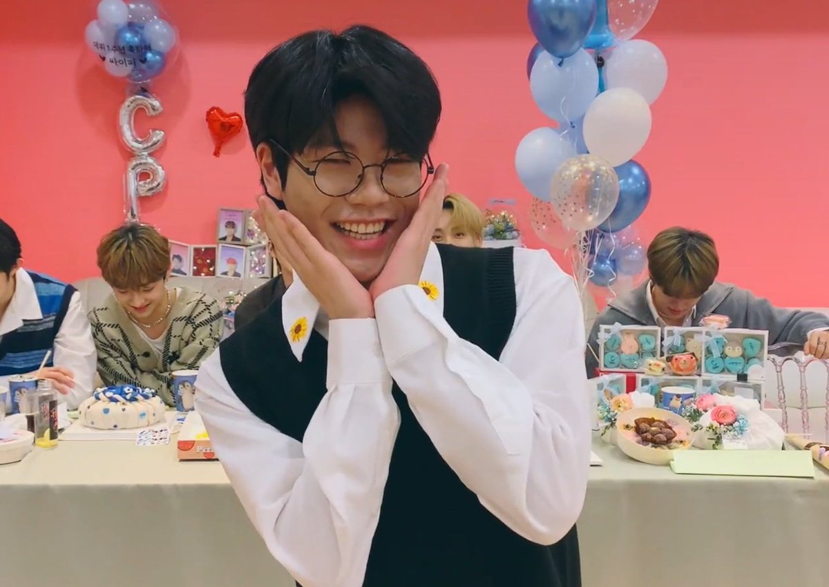 honeybunchkeita's tweet image. he looks extra cute and handsome today especially with specs on
#CrackTheCode_1YearWithCPR
#어느새_많이_커버린_싸이퍼 
#CIIPHER #싸이퍼 @RAIN_Ciipher