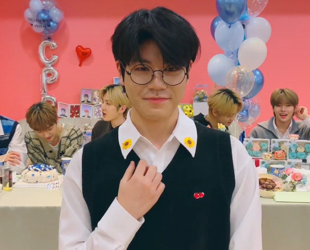 honeybunchkeita's tweet image. he looks extra cute and handsome today especially with specs on
#CrackTheCode_1YearWithCPR
#어느새_많이_커버린_싸이퍼 
#CIIPHER #싸이퍼 @RAIN_Ciipher