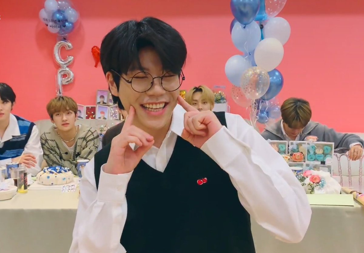 honeybunchkeita's tweet image. he looks extra cute and handsome today especially with specs on
#CrackTheCode_1YearWithCPR
#어느새_많이_커버린_싸이퍼 
#CIIPHER #싸이퍼 @RAIN_Ciipher