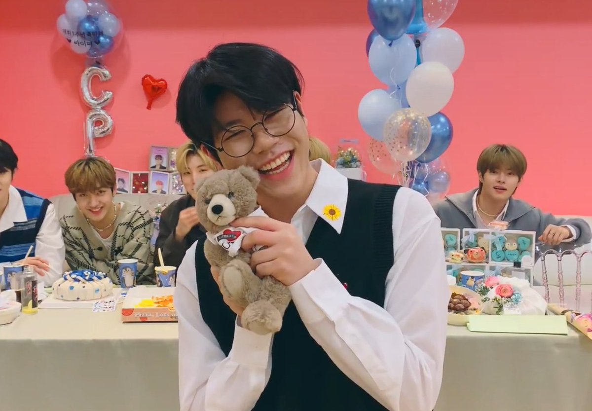 honeybunchkeita's tweet image. he looks extra cute and handsome today especially with specs on
#CrackTheCode_1YearWithCPR
#어느새_많이_커버린_싸이퍼 
#CIIPHER #싸이퍼 @RAIN_Ciipher
