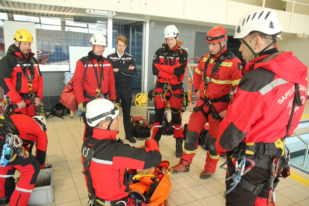 Sdis59's tweet photo. Les #sapeurspompiers du #nord ont pu manœuvrer et échanger avec leurs collègues belges, mais aussi les Pompiers de Paris.

#SMPM #echange #collaboration #technicite #secours 

📸 T. LECLERCQ https://t.co/sejT6VR2fQ