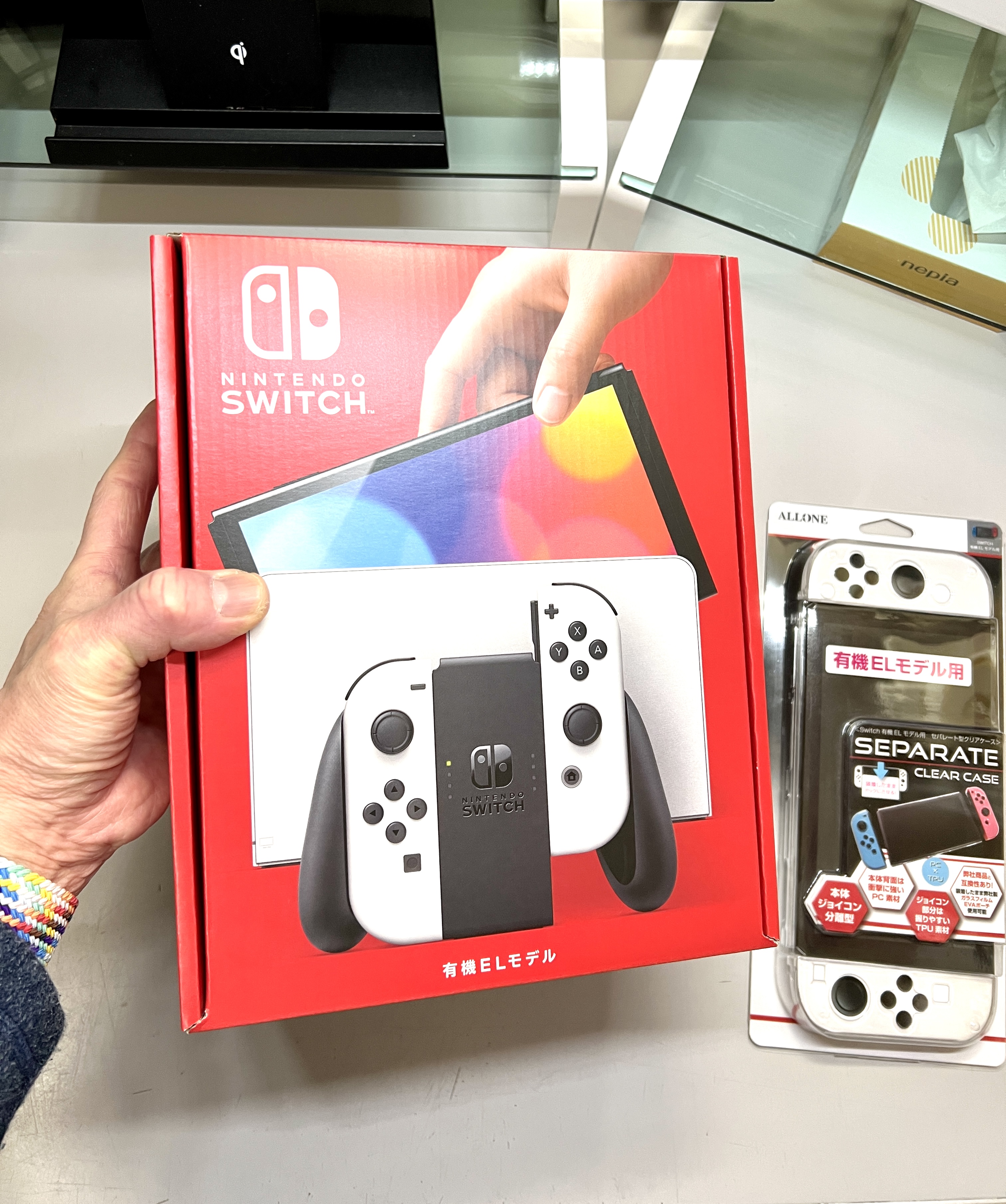 Kawacha 今月の自分へのご褒美 イオン で Nintendoswitch有機elモデル やっと買った 画面大きくなって発色もイイ ユーザー セーブデータを引越し ゲームソフトは引越し後再ダウンロード あつ森 は 両本体に 引越しソフト をダウンロードし