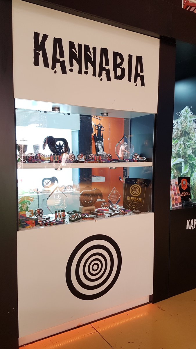 HempCropEs's tweet photo. Los #Coleteros de nuestra colaboradora #LaSofiJardinera, @Sophie_MJ, triunfaron en @FeriaSpannabis, @JuanKannabia de @Kannabia_Samen y demás #KannabiaCrews con el suyo Amarillo.
Por cierto que tengo que encargarla unos para Carla y demás Amigas de @DPlantasur 🤗...🧚‍♂️😎 https://t.co/4zpg35OuvV