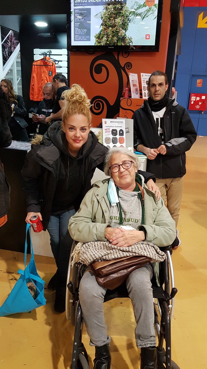 HempCropEs's tweet photo. Los #Coleteros de nuestra colaboradora #LaSofiJardinera, @Sophie_MJ, triunfaron en @FeriaSpannabis, @JuanKannabia de @Kannabia_Samen y demás #KannabiaCrews con el suyo Amarillo.
Por cierto que tengo que encargarla unos para Carla y demás Amigas de @DPlantasur 🤗...🧚‍♂️😎 https://t.co/4zpg35OuvV