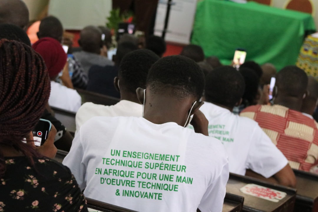 DaoudaZieKone's tweet photo. Renforcer la collaboration entre l'enseignement supérieur et l'industrie avec une adaptation des curricula aux besoins du marché du travail est un atout essentiel pour le projet #CFIT3 pour une main-d'œuvre innovante et qualifiée. https://t.co/FrLoKE2B8H