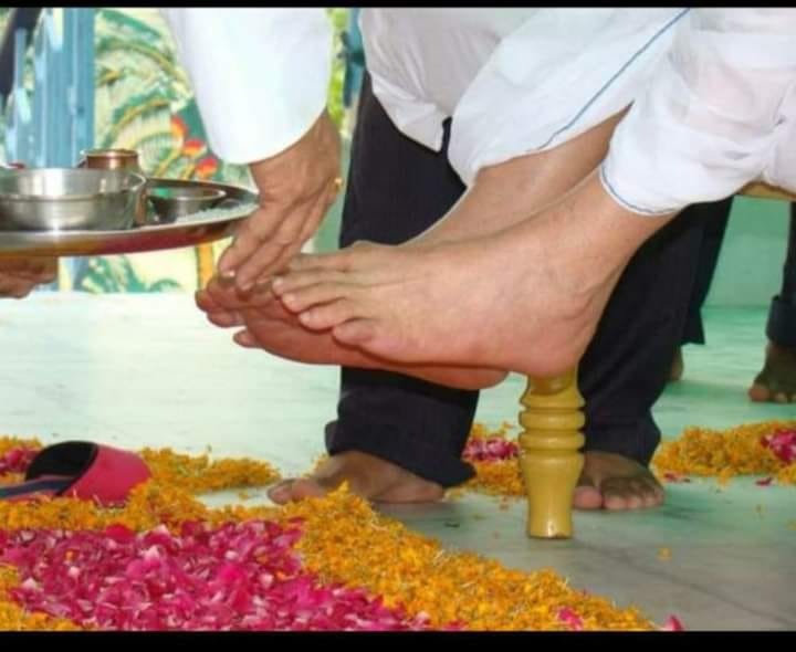pksingh_1001's tweet photo. गुरूदेव तेरे चरणों मैं स्वर्ग पा लिया है, जमी पर खडे आसमा पा लिया है।#HumansDivineTransformation https://t.co/YmRHgOWuRv