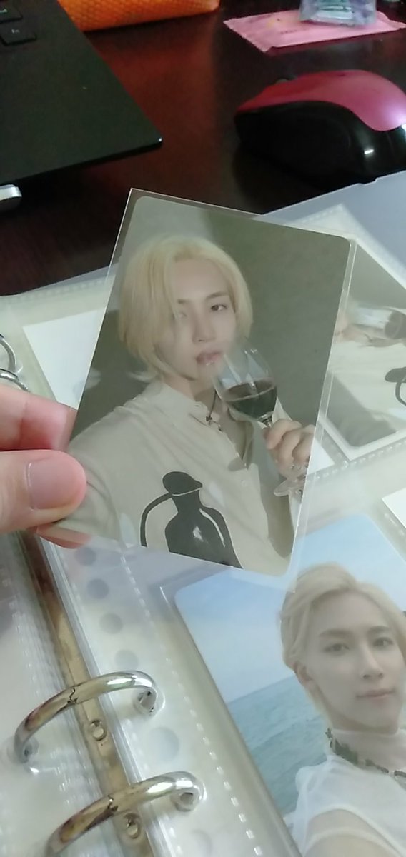 hyunmi16's tweet photo. Finally, I complete my Attaca collection!! The hardest pc to find for this comeback 💆 thank you for selling Jeonghan to me 🙆🏻‍♀️❤️ #CHfeedback https://t.co/reQ2A25VGt