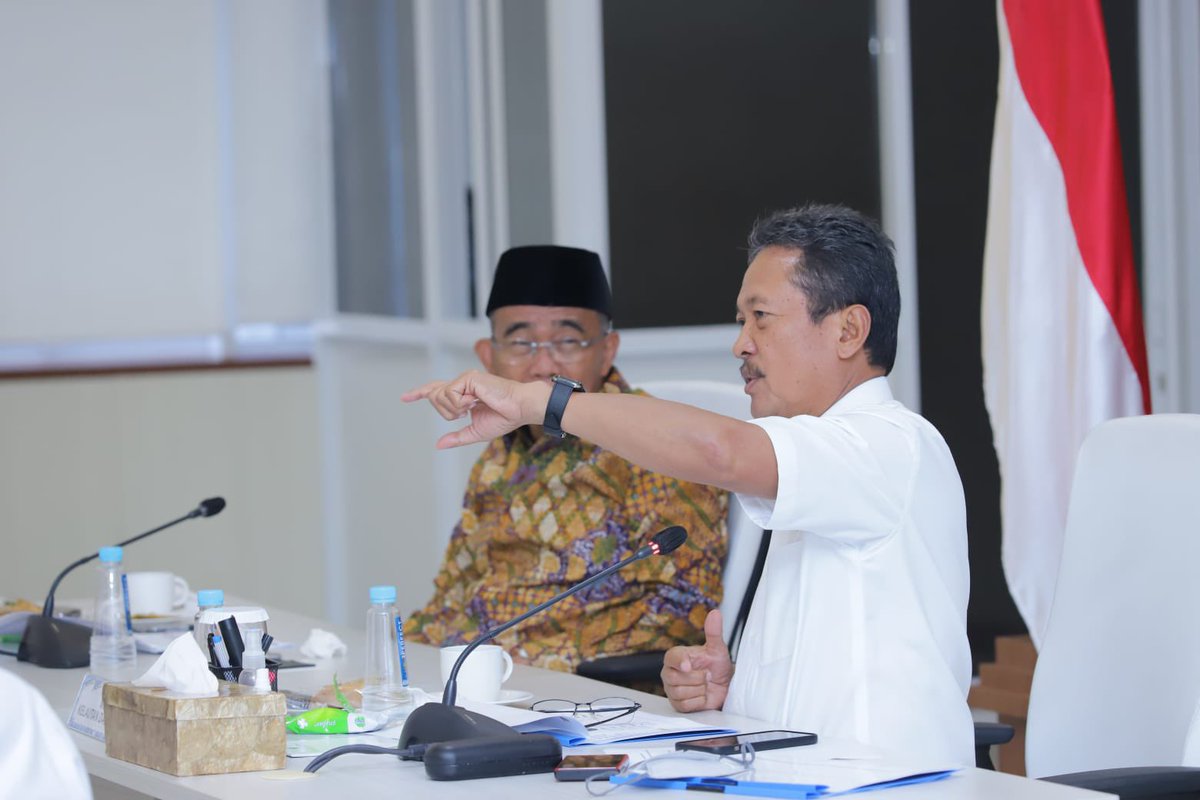 Sore ini saya bersama jajaran pejabat Eselon I lingkup KKP melakukan pertemuan dengan Menteri Koordinator bidang Pembangunan Manusia dan Kebudayaan (PMK), Muhadjir Effendy dan Kepala Badan Kependudukan dan Keluarga Berencana Nasional (BKKBN), Hasto Wardoyo di kantor pusat KKP.