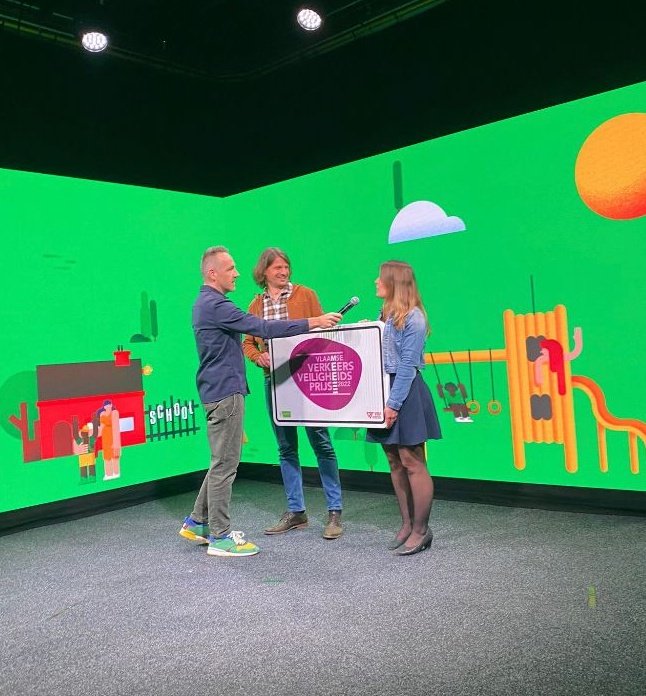 Zonet won het project Jonge Wegweters de Vlaamse Verkeersveiligheidsprijs 2022 op het #VCV22. Samen met @Bataljong laten we daarin jongere meebouwen aan hun lokale mobiliteitsbeleid. Trots! 🎉