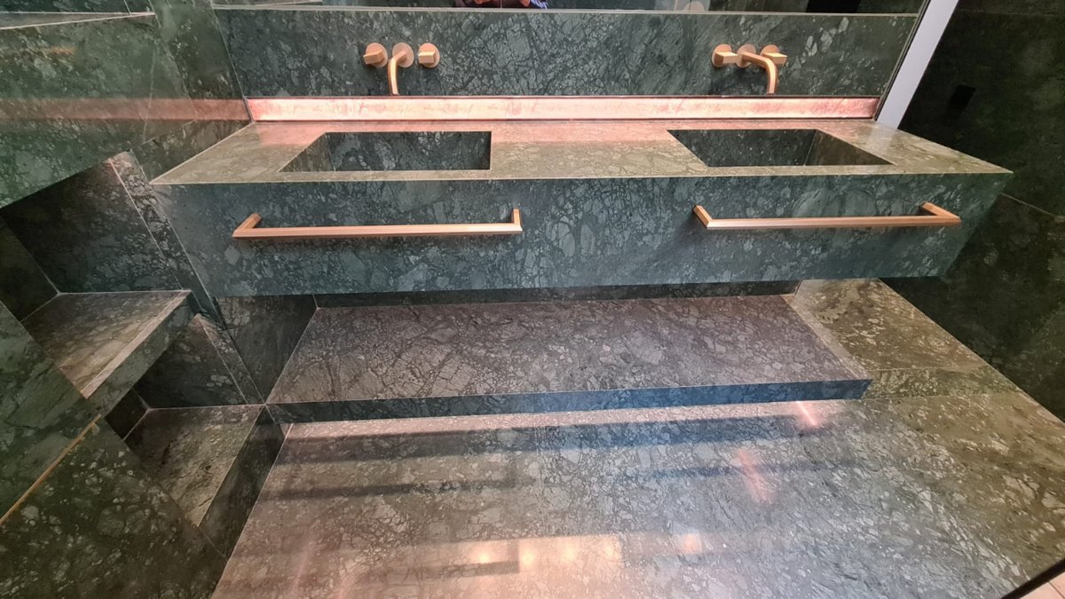 Pulycort's tweet photo. Fresco, sofisticado y con personalidad, así es el mármol verde, una piedra natural que nos cautiva nada más poner la vista en él 😍
https://t.co/bCFj0isagq
#baños #encimeras #interiorismo https://t.co/fvP5m2S5mC