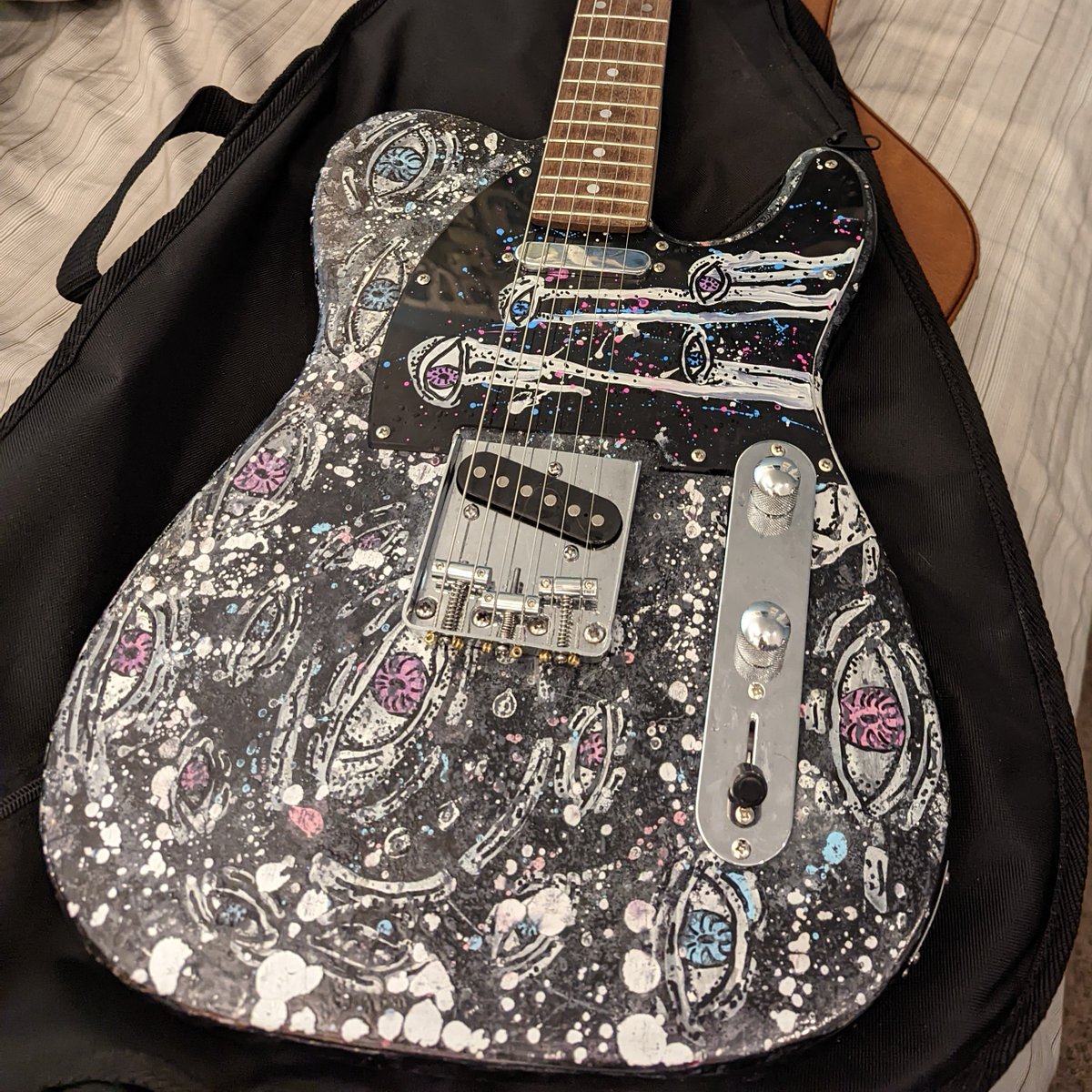 Mooseniac's tweet photo. @Mythical gave a kit guitar a funky paint job https://t.co/L2mew49WkZ
