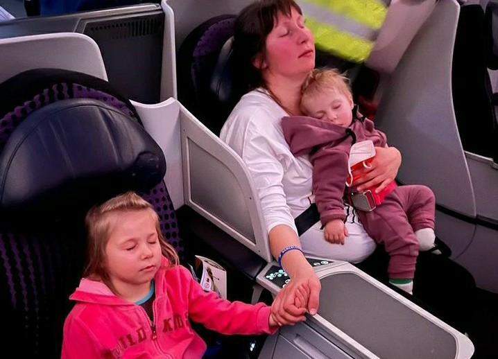 En el 2015, un millón de personas llegó a Europa jugándose la vida. 
Hoy en Ucrania, más de dos millones de personas han salido del país en dos semanas, pero no hay grandes campos de refugiados porque los países han dado un espectáculo de solidaridad.
Cuando se quiere, se puede.