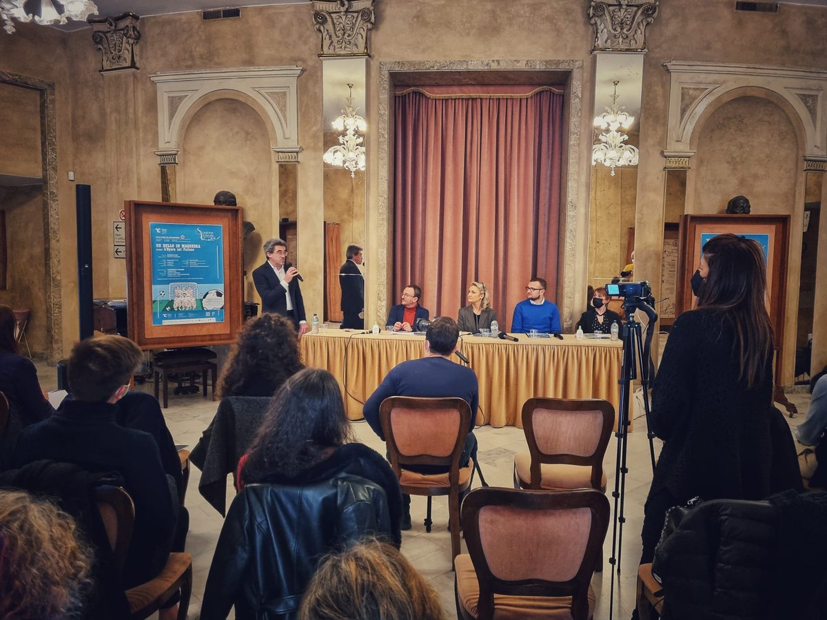 fcn_onlus's tweet photo. @TeatroCoccia ha presentato "Un bullo in maschera - L'opera nel pallone" in scena il 27 marzo alle 16. C'eravamo anche noi perchè il ricavato sarà devoluto al nostro Fondo #Emergenza #Ucraina 
La Cultura ci fa del Bene (due volte). 💙💛
Info e biglietti https://t.co/KX79ZUClM3. https://t.co/WgqtAmhfoP