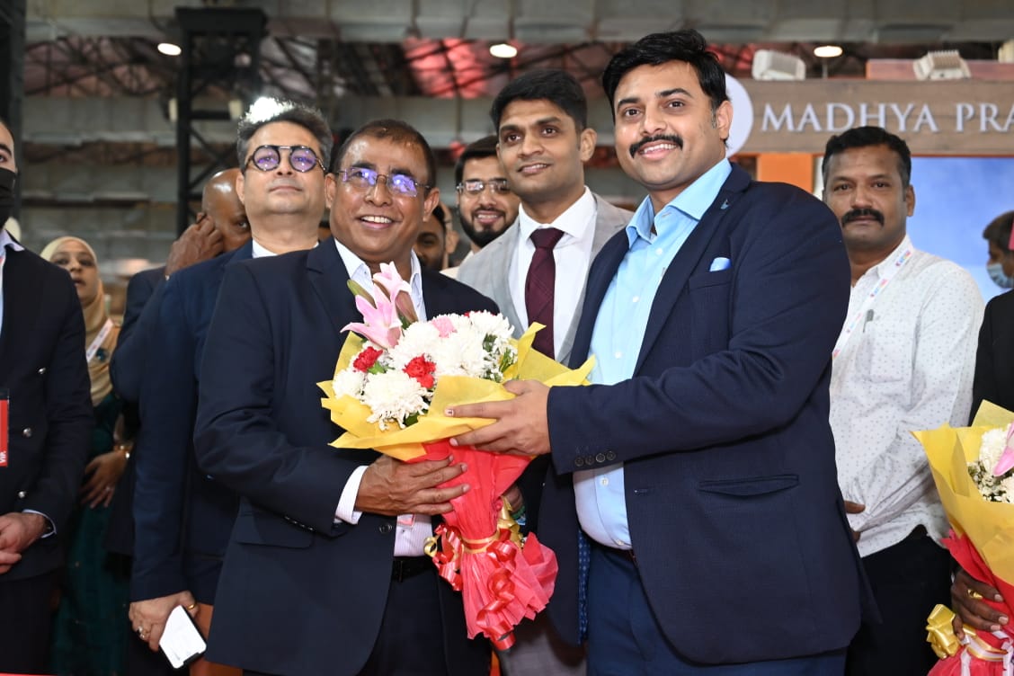 MMathiventhan's tweet photo. #OTM #MUMBAI பம்பாய் கண்காட்சி மையத்தில் 2022ம் ஆண்டிற்கான "ONE WORLD TRAVEL MART" உலகளாவிய சுற்றுலா கண்காட்சி இன்று தொடங்கியது. 700க்கும் மேற்பட்ட மிக பிரமாண்டமான அரங்கங்கள் அமைக்கப்பட்டிருந்த இந்த கண்காட்சியில், #Singapore #Nepal #Maldives #Qatar #Korea #Philippines உள்��ிட்ட.. https://t.co/53TNb4NAV3