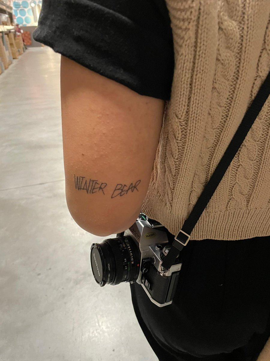 Tae_tinyeonhwan's tweet photo. 4/03 
Imagine your face say hello to me
'til all the bad days are nothing to me
with you 
#winterbear #bts #BTSV #tattoos @BTS_twt https://t.co/SnFgWwb5S9