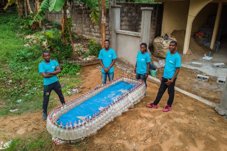 Madiba20161's tweet photo. NON A LA RECCUPERATION DE NOTRE INNOVATION PAR L'AMBASSADE DU CAMEROON A L'EXPO UNIVERSELLE DUBAÏ 2020
Je suis Ismael Essome président fondateur de l'ONG Madiba&Nature inventeur de l'#Ecoboat cette pirogue écologique dont présente le COMMISSAIRE D'EXPOSITION à Expo 2020 Dubai ! https://t.co/W2J6bCrxXV