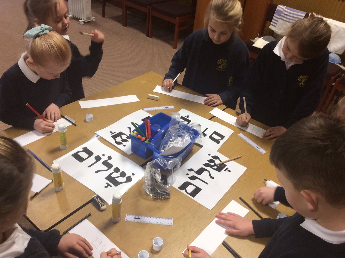 CamblesSchool's tweet photo. Team Derwent had a fabulous day yesterday visiting @SinaiLeeds to start our week learning all about the Jewish faith #CamblesforthRE https://t.co/LzCWw4StZM