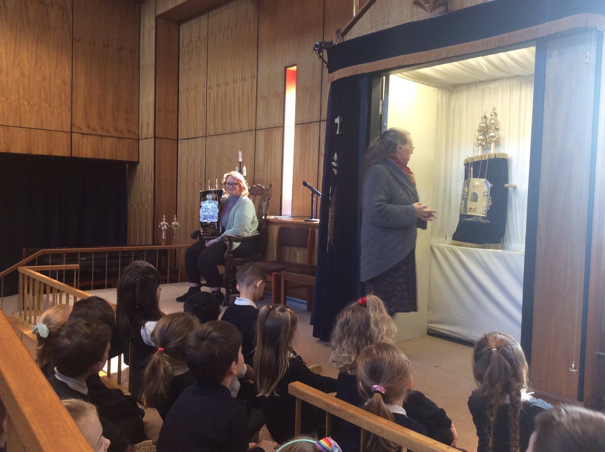 CamblesSchool's tweet photo. Team Derwent had a fabulous day yesterday visiting @SinaiLeeds to start our week learning all about the Jewish faith #CamblesforthRE https://t.co/LzCWw4StZM