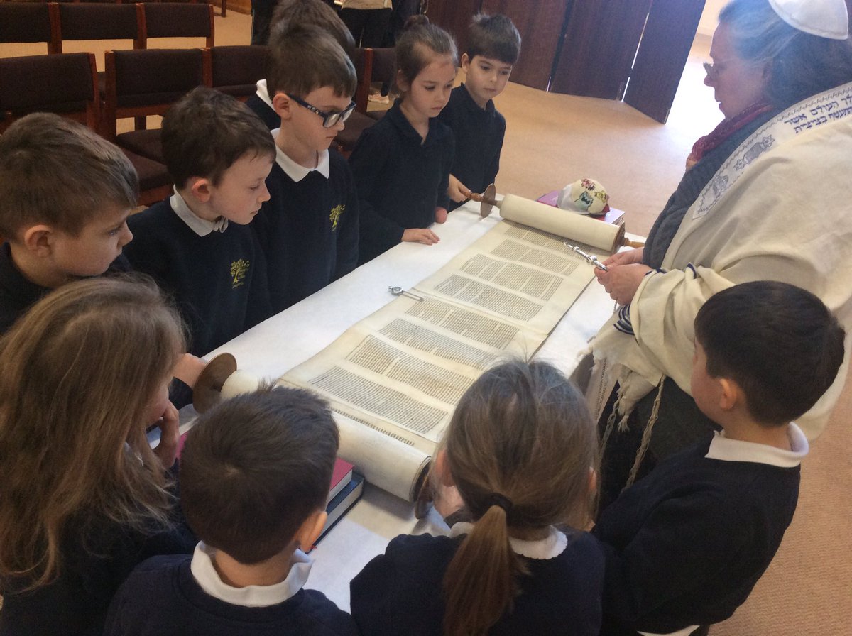 CamblesSchool's tweet photo. Team Derwent had a fabulous day yesterday visiting @SinaiLeeds to start our week learning all about the Jewish faith #CamblesforthRE https://t.co/LzCWw4StZM