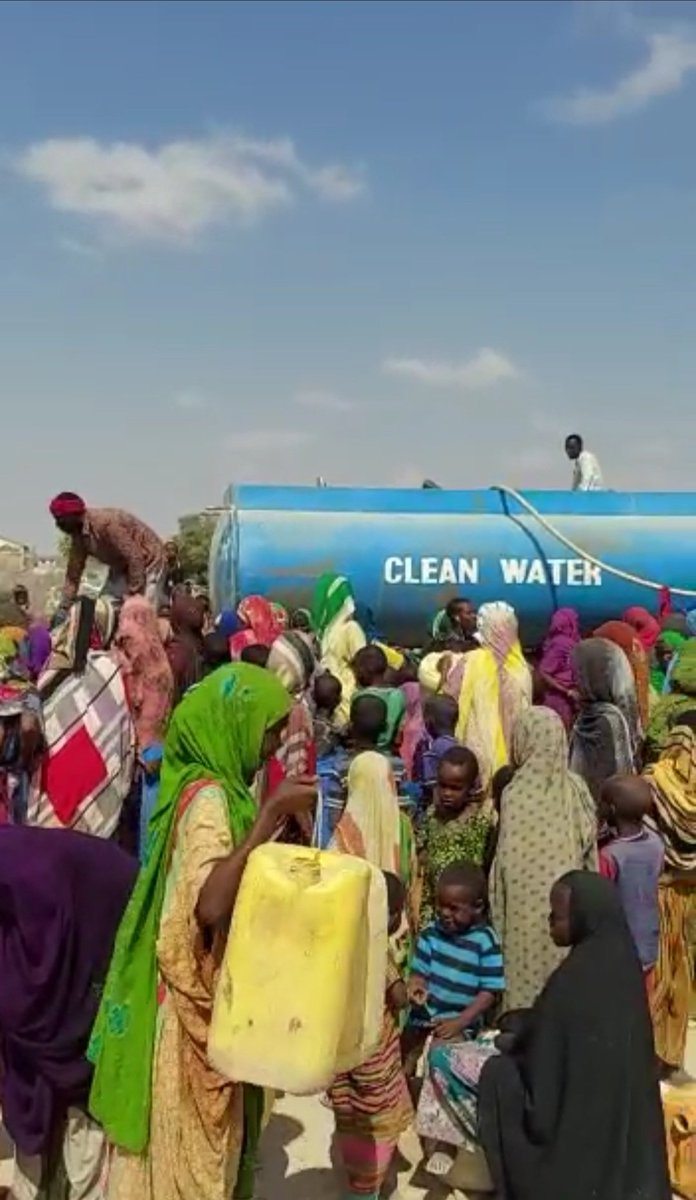 BillowKerrow's tweet image. A Mandera village yesterday. Nairobi Expressway this morning. One nation, two worlds. Millions spend daily to water plants on the expressway; many are losing livelihoods, even lives, due to lack of water. Misplaced priorities.