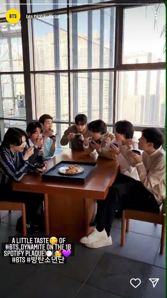 BeautifulSoulB7's tweet photo. 2021년 7월20일 Spotify
<10억 클럽>에 입성한
@BTS_twt 다마!!

그리고 저 <10억 기념 액자/접시>에 음식을 담아 먹는 인증샷이 <10억 스밍 클럽>의 전통인데요😄(드레이크는 파스타🍝를 할시는 🍫🍬초콜렛)

드뎌!! 울 아티스트도 🇰🇷비빕밥🥘을 !!!😁😚🤩🥳💜

Stream #BTS_Butter #BTS https://t.co/hBeVZ77lgf
