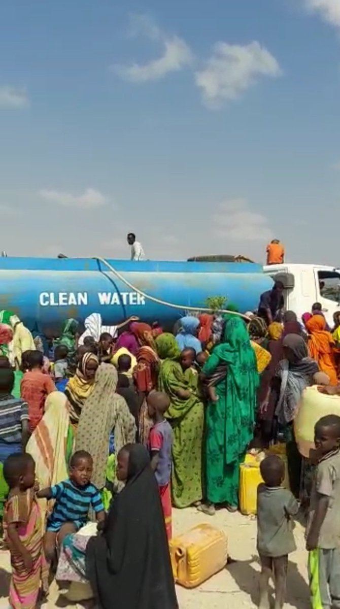BillowKerrow's tweet image. A Mandera village yesterday. Nairobi Expressway this morning. One nation, two worlds. Millions spend daily to water plants on the expressway; many are losing livelihoods, even lives, due to lack of water. Misplaced priorities.