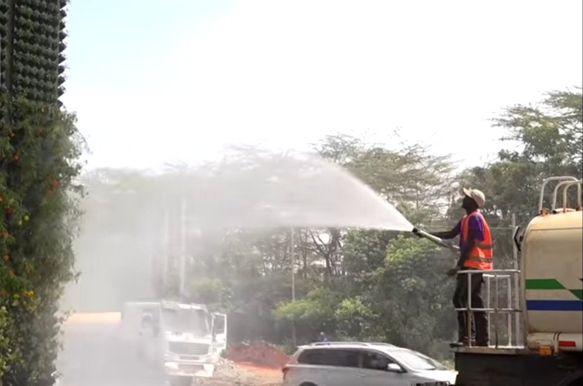 BillowKerrow's tweet image. A Mandera village yesterday. Nairobi Expressway this morning. One nation, two worlds. Millions spend daily to water plants on the expressway; many are losing livelihoods, even lives, due to lack of water. Misplaced priorities.
