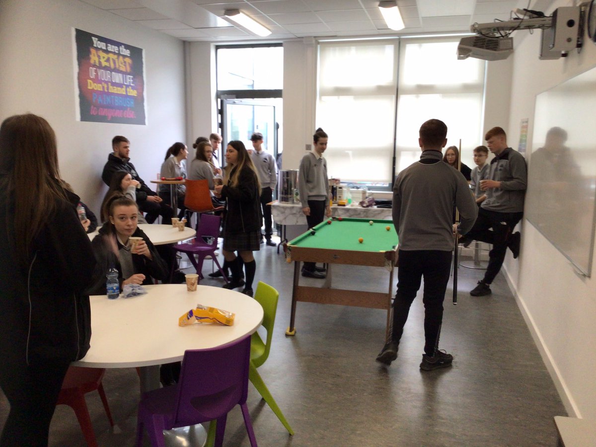 OideStacy's tweet photo. Tae agus Plé le Bliain 6. GRMA le @OideJessica agus Oide Eoin. Great atmosphere and chats for Seachtain na Gaeilge @SnaGaeilge @Kingswoodcc16 https://t.co/mhUKpZW872