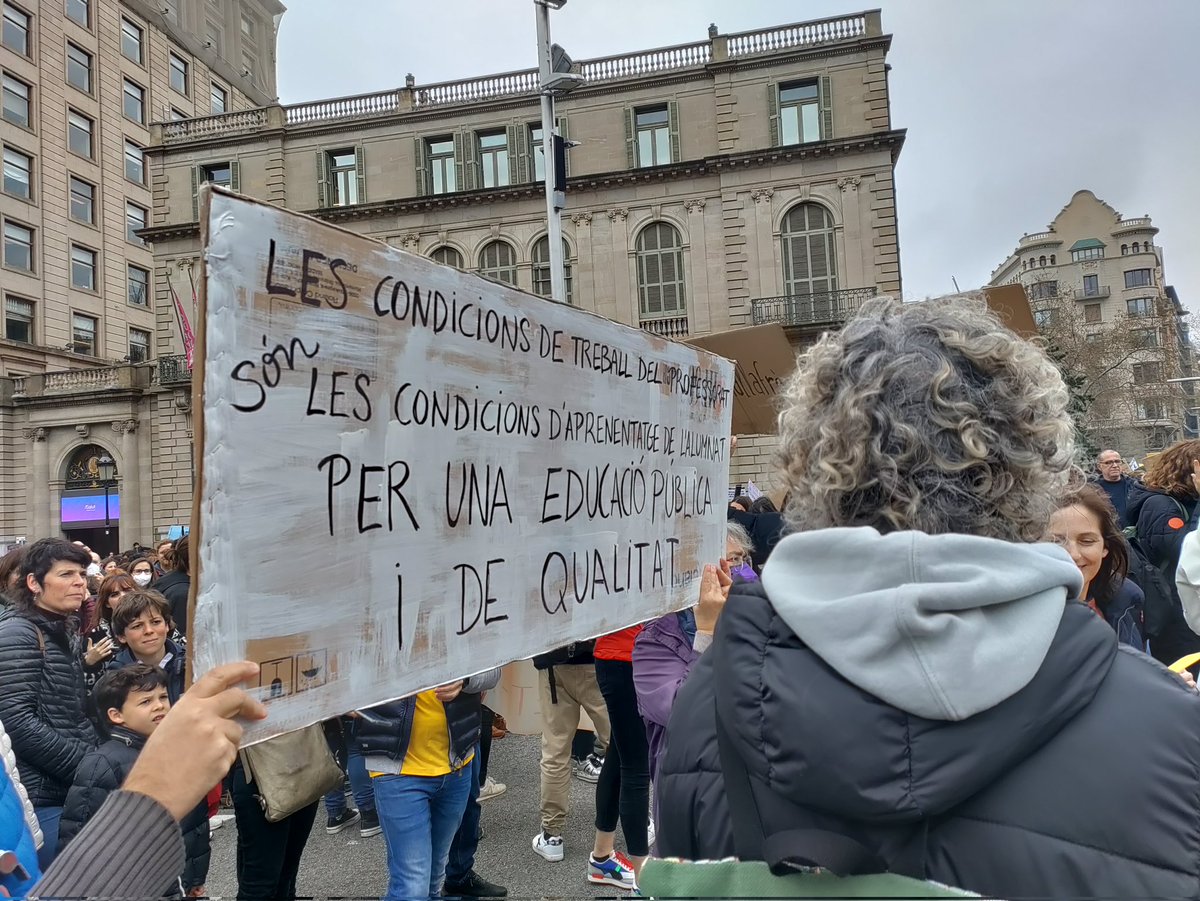 ➡️Avui les llibertàries del Poblenou estem donant suport a la #vagaeducacio de la comunitat educativa.📚✊
Només amb l'autoorganització ja hem guanyat!🏴🚩🏴🚩

💥#CambrayDimissió!💥