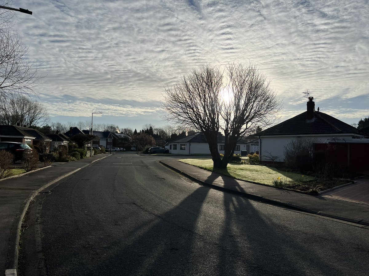 hiurbanwanderer's tweet photo. An absolutely glorious morning for my #ReverseCommute. I couldn’t help but stop at regular intervals to collect rays of sunshine, droplets of dew, textured clouds and amazing shadows. Reminds me why I love getting out so early in the day. 
#Spring #MorningMiles @GmWalks #walking https://t.co/YXtE47wIai