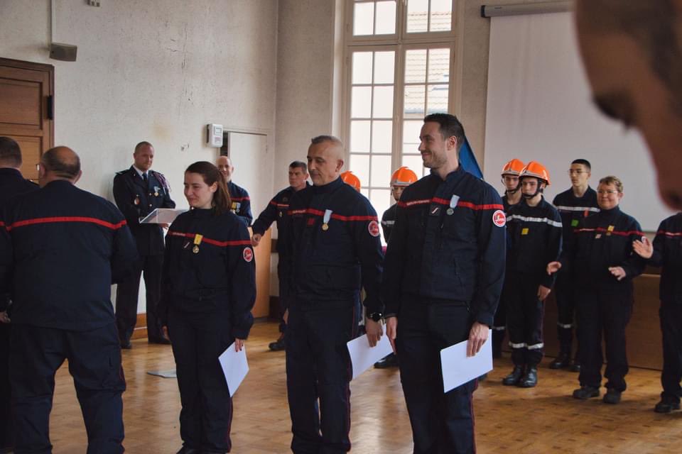 SDIS_89's tweet photo. 🔹#Cérémonie à Aillant-sur-Tholon en présence des agents du #CIS & du #DDA89, le Col @CFC112.
🎖#Allocutions & #Remerciements aux #SP : remise de #Médailles, #Diplômes, #Grades & #LettresDeFélicitations.
👏🏻Merci pour ce moment fort en #Émotions & ces #Échanges. https://t.co/bCkIhgyztT