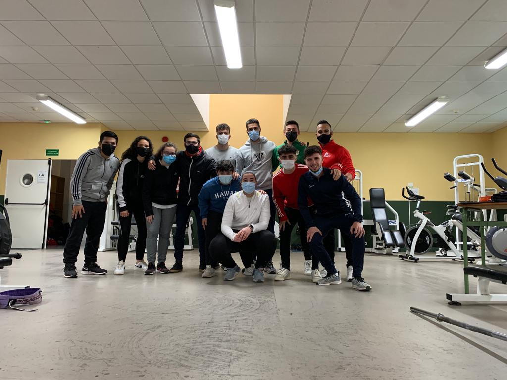 fcd_uex's tweet photo. Nuestro alumnado de Especialización Deportiva en Fútbol disfrutó ayer una clase práctica a cargo de @davidchorroh , que ha sido preparador físico de varios equipos de primera división. Gracias David por tu disponibilidad, y mucha suerte en el futuro. https://t.co/8Ie6qGQ6kY