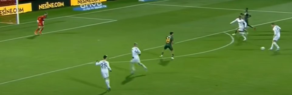 Khanrice11's tweet photo. Berisha'nın attığı gol öncesinde topu getiren Osayi'nin pası verdikten sonra koşuya devam etmesi çok değerli. Tabii bir de bunu sağ bek oynarken yaptı ki bu çok daha değerli hale getirdi. https://t.co/pl4QSqa6gp