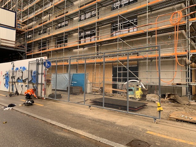 ⚠️Zeugenaufruf⚠️ Heute Vormittag, 15. März 2022, fiel ein Gittertor einer Baustellenzufahrt an der Badenerstrasse 530 im Kreis 9 um und verletzte einen E-Trottinett-Lenker schwer. Wir suchen Zeuginnen und Zeugen. Hinweise an 📞 0444 117 117. ^spa

stadt-zuerich.ch/pd/de/index/st…