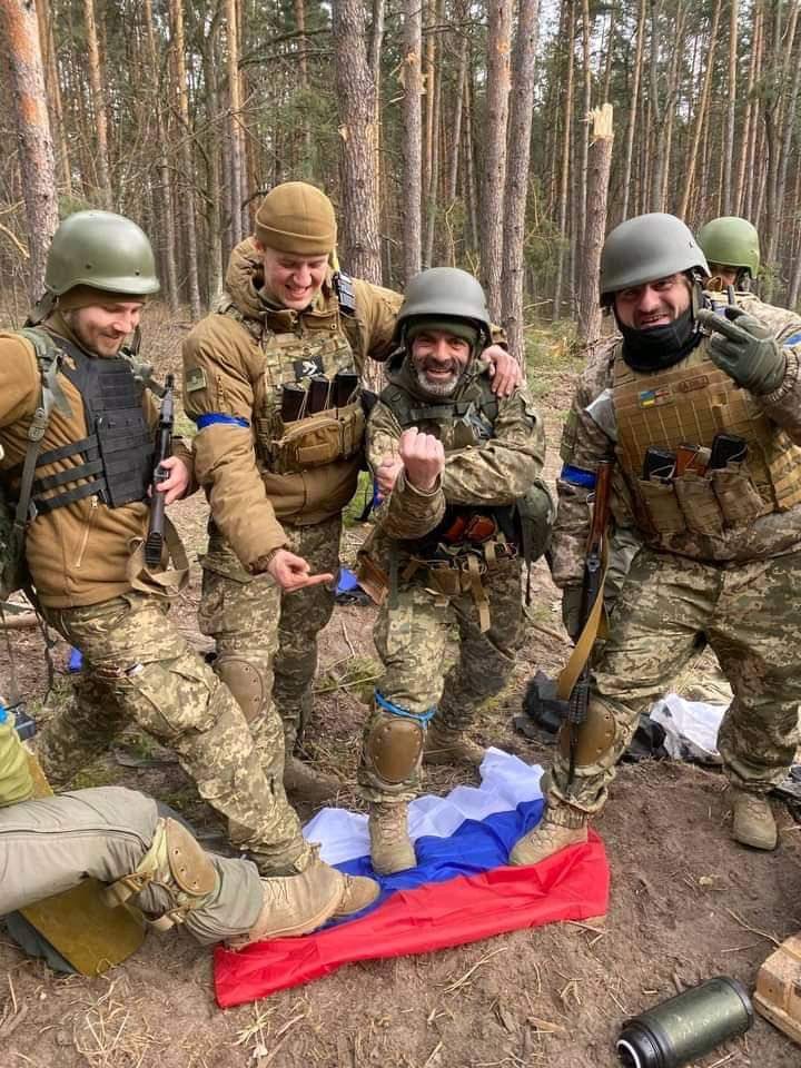 🇬🇪 Georgians with the captured 🇷🇺 Russian flag in 🇺🇦Ukraine.