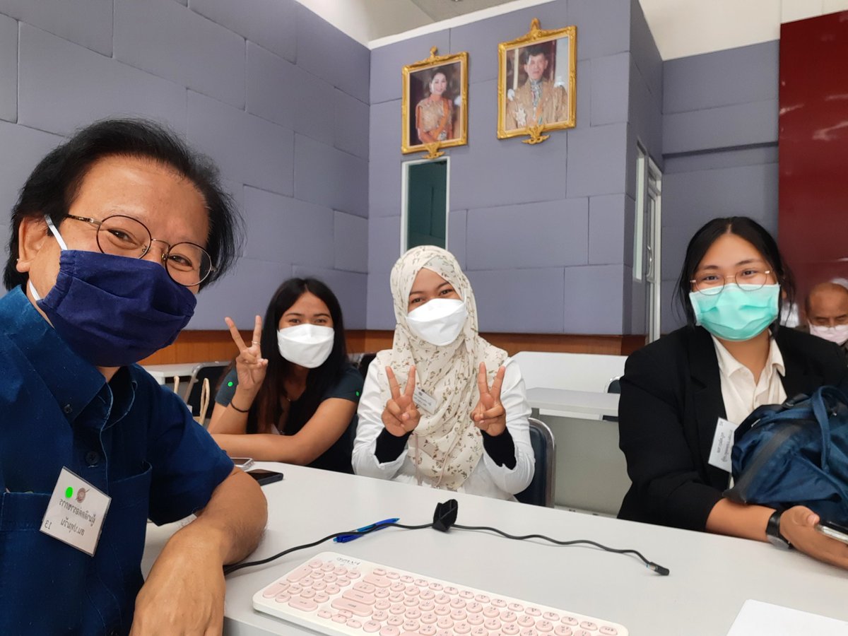 TSererak's tweet photo. กับน้องๆที่ สน.ปทุมวัน
#ยกเลิกพรก.ฉุกเฉิน https://t.co/Al0hY0mwyn