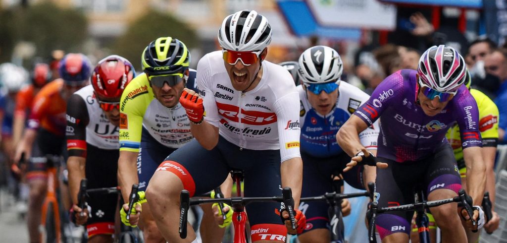 WielerFlits's tweet photo. Trek-Segafredo speelt Matteo Moschetti uit in Milaan-Turijn https://t.co/DCvdZvF6Bm
#MatteoMoschetti #Milaan-Turijn #TonyGallopin https://t.co/E3Ust7f9jI