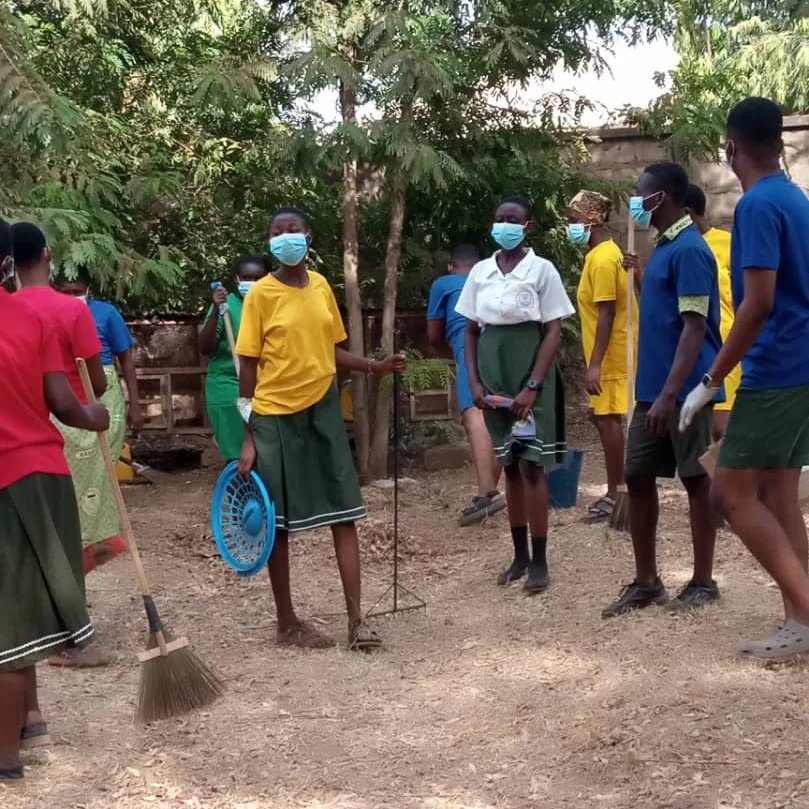 HOSAGHANA's tweet photo. IMPACT TUESDAY!
Participants at Kalpohin SHS in the Northern region as part of their community service have cleaned up the entire school campus. Led by their coordinator, they intend cleaning every fortnight in other areas of Kalpohin township including the Chief's palace. https://t.co/tH5tvrgWx1