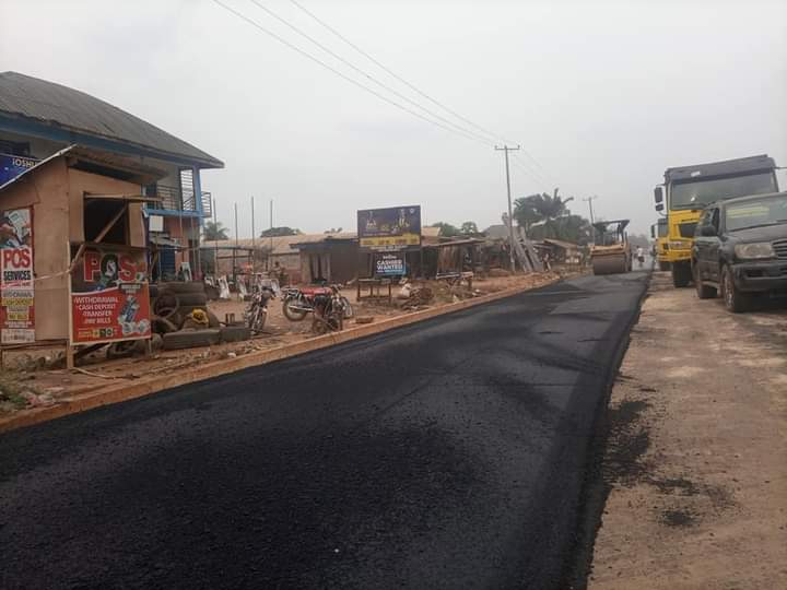 BroodaMee's tweet photo. Hope rises in World bank/Umuguma Owerri road as the long years dilapidated Umuguma road begins to wear new look with the ongoing construction.
@Hope_Uzodimma1 @trolls_queen @AyoOyalowo
#Hopeisworking
#Supremegovernor https://t.co/DG5iRVgIBF
