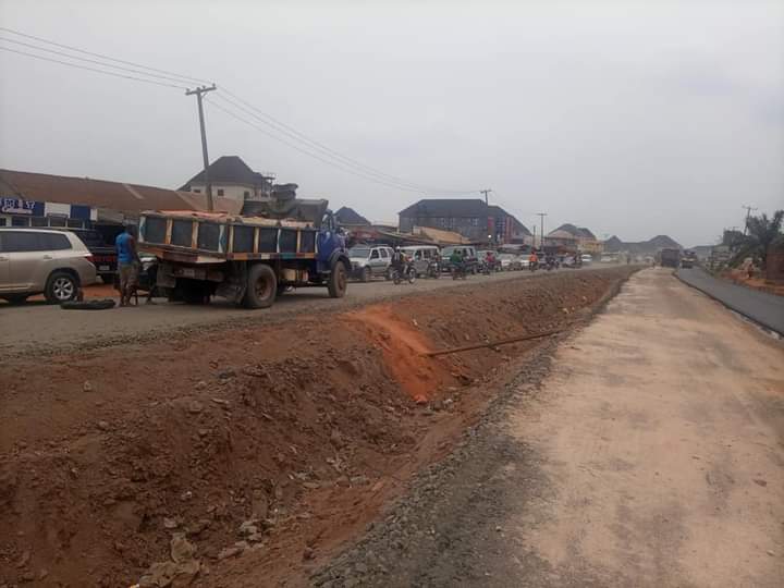 BroodaMee's tweet photo. Hope rises in World bank/Umuguma Owerri road as the long years dilapidated Umuguma road begins to wear new look with the ongoing construction.
@Hope_Uzodimma1 @trolls_queen @AyoOyalowo
#Hopeisworking
#Supremegovernor https://t.co/DG5iRVgIBF