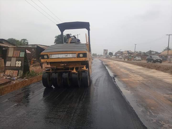 BroodaMee's tweet photo. Hope rises in World bank/Umuguma Owerri road as the long years dilapidated Umuguma road begins to wear new look with the ongoing construction.
@Hope_Uzodimma1 @trolls_queen @AyoOyalowo
#Hopeisworking
#Supremegovernor https://t.co/DG5iRVgIBF