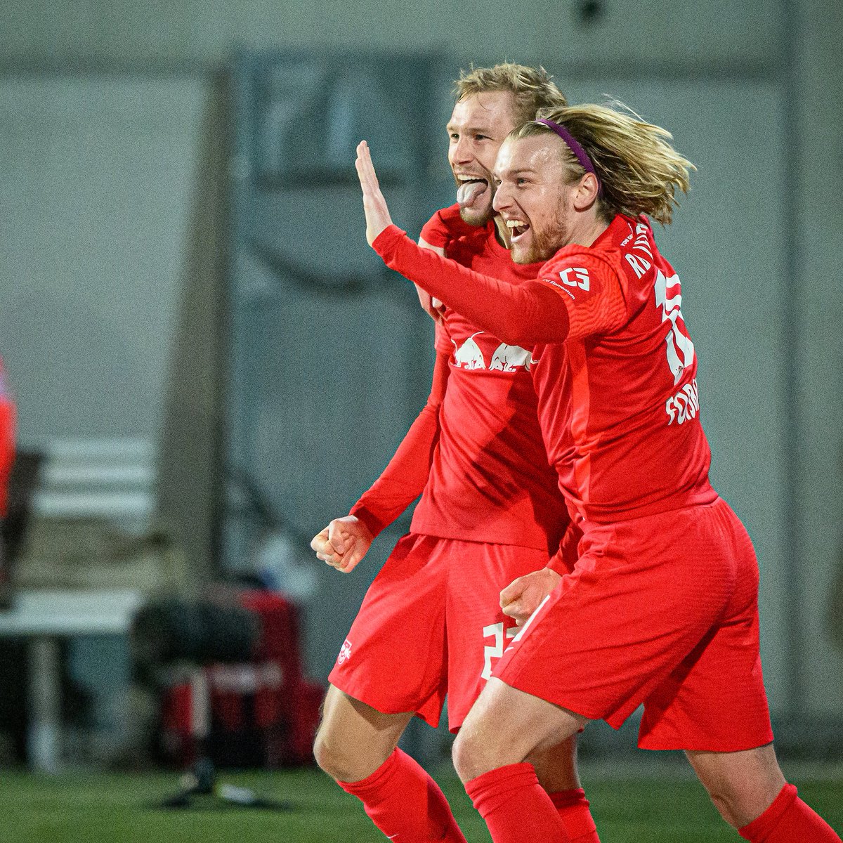 RBLeipzig's tweet photo. 1⃣:1⃣ André
2⃣:1⃣ Emil
3⃣:1⃣ Konni
4⃣:1⃣ Benny
5⃣:1⃣ Mo
6⃣:1⃣ Christo
Welche(s) Tor(e) wollt ihr nochmal aus der Hintertor-Perspektive sehen? 😏 📺
#SGFRBL #RBLeipzig 🔴⚪ https://t.co/2YgyyBY6lf